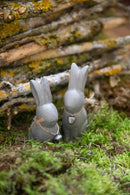 Hase Figur aus Polyresin mit Metallglöckchen Vintage Ostern Osterdeko Dekoration Osterhase grau (9 cm hoch)