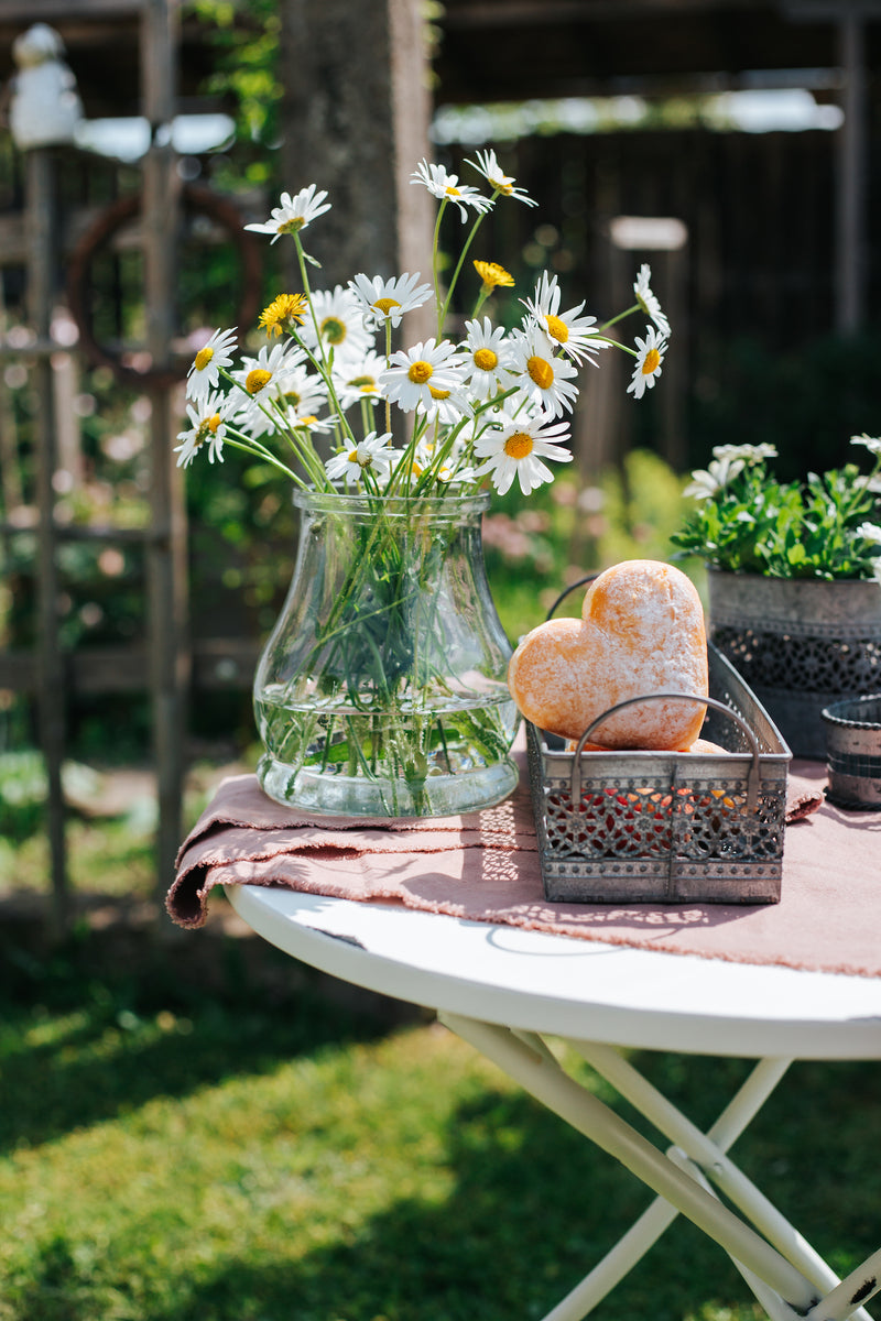 Sehr dekorativer Gartentisch Metalltisch Tisch in shabby-Look vintage weiß H/dia 72/60 cm Metall, antikweiss lackiert