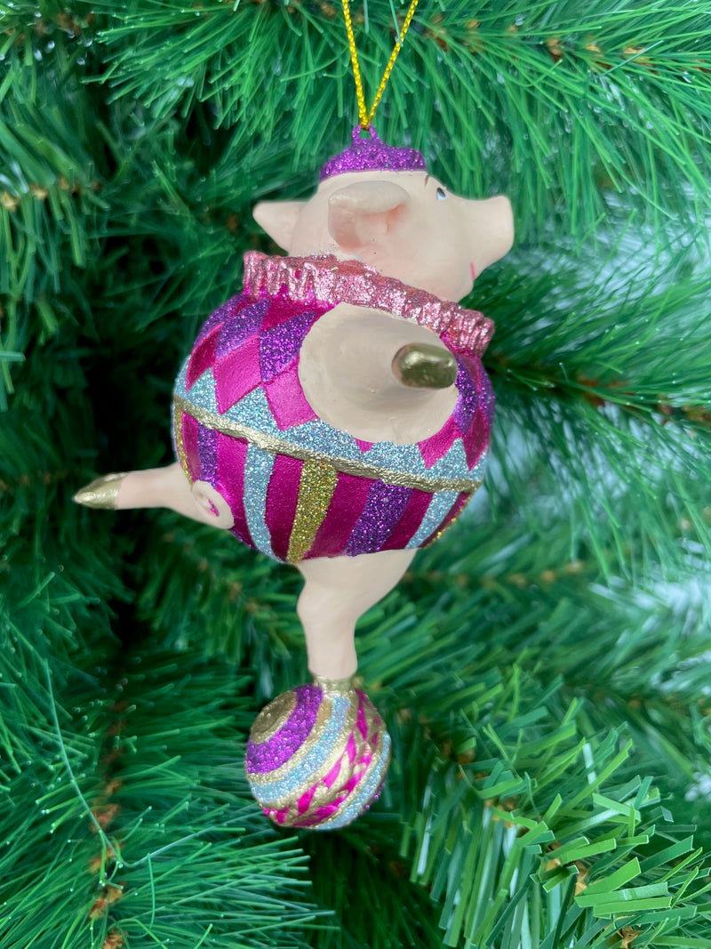 Christbaumschmuck Figur Sportler Schwein auf Ball Fitnessstudio  handbemalt Weihnachten Baumschmuck Deko Hänger Christbaumschmuck 12,5 cm (pink-silber)