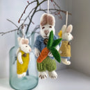 Deko Hase mit hellgrüner Hose blauer Jacke und Möhre zum Hinstellen oder Hängen aus Filz grün-blau Ostern Osterdeko Anhänger fairtrade weich 14cm hoch leicht unzerbrechlich