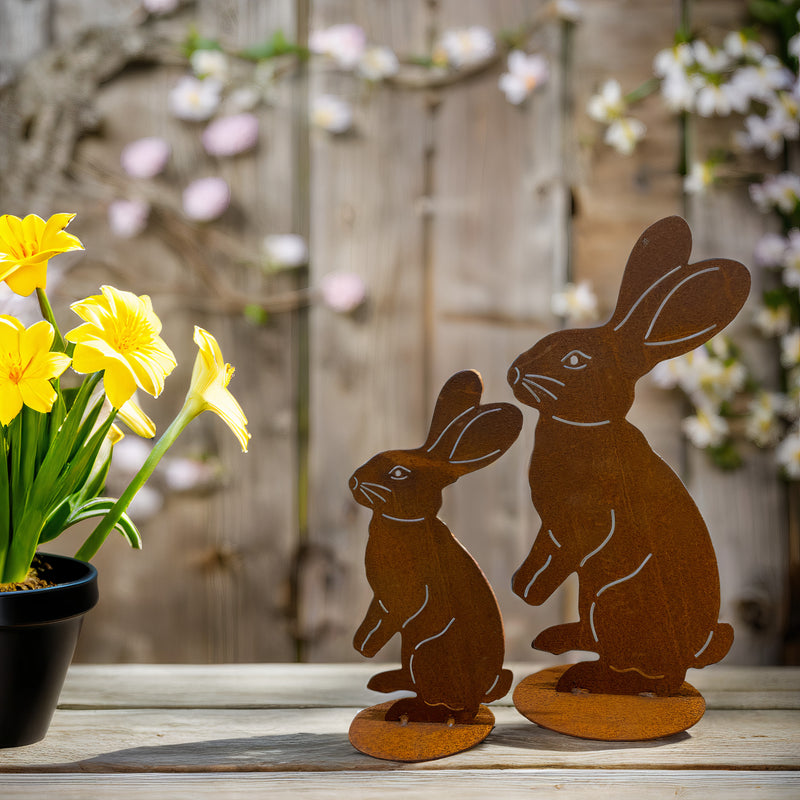 Dekoration zu Ostern Hase zum Hinstellen auf einer Platte Metall mit E