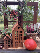 Gartendeko Häuschen mit Herz und Ring Windlicht Gartenlicht Gartendeko zum Stellen Metall Rost Deko 17cm hoch