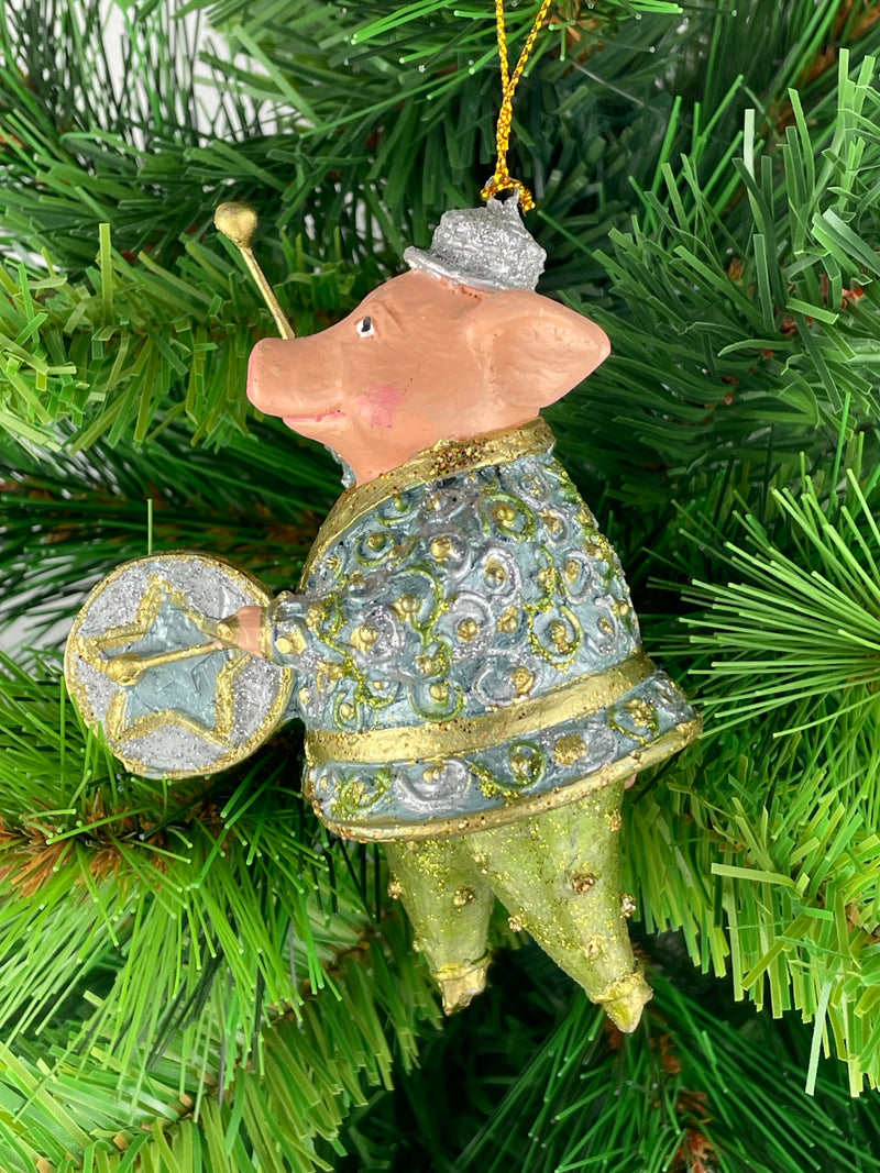 Christbaumschmuck Figur Musiker Schwein mit Trommel Musikant  handbemalt Weihnachten Baumschmuck Deko Hänger Christbaumschmuck 11cm (hellblau-grün-gold)