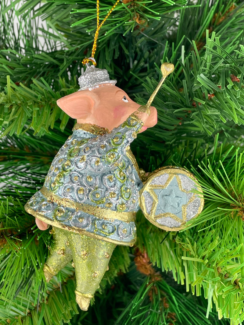 Christbaumschmuck Figur Musiker Schwein mit Trommel Musikant  handbemalt Weihnachten Baumschmuck Deko Hänger Christbaumschmuck 11cm (hellblau-grün-gold)