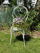 Dekorativer Pflanzstuhl Metallstuhl zum Bepflanzen Pflanzkasten Blumenkasten Vogeltränke in Shabby- / Vintage Look H/B/T 89/42/52 cm Metall, antikweiß lackiert