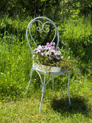 Dekorativer Pflanzstuhl Metallstuhl zum Bepflanzen Pflanzkasten Blumenkasten Vogeltränke in Shabby- / Vintage Look H/B/T 89/42/52 cm Metall, antikweiß lackiert