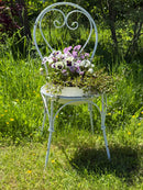 Dekorativer Pflanzstuhl Metallstuhl zum Bepflanzen Pflanzkasten Blumenkasten Vogeltränke in Shabby- / Vintage Look H/B/T 89/42/52 cm Metall, antikweiß lackiert