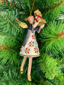 Christbaumschmuck Engel in einem weiß-rot-dunkelblauen Kleid und Geschenken Ornament 15cm hoch