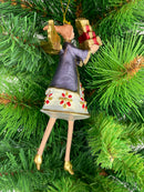 Christbaumschmuck Engel in einem weiß-rot-dunkelblauen Kleid und Geschenken Ornament 15cm hoch