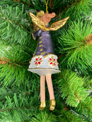 Christbaumschmuck Engel in einem weiß-rot-dunkelblauen Kleid und Geschenken Ornament 15cm hoch