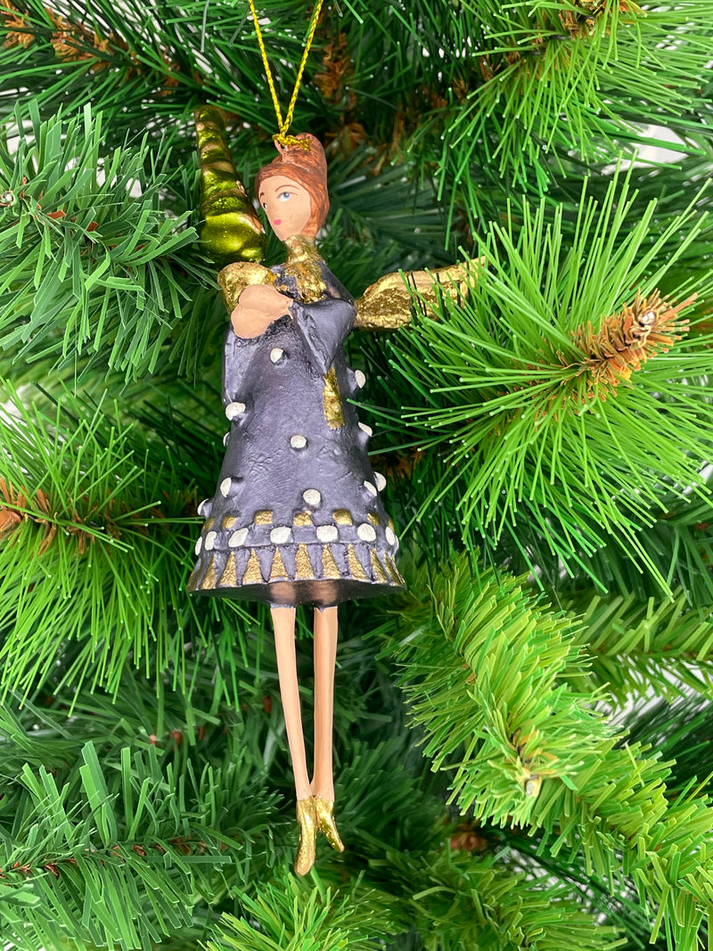 Christbaumschmuck Engel in einem dunkelblau-goldenen Kleid Weihnachten Ornament Anhänger mit Bäumchen 16cm hoch