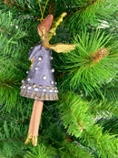 Christbaumschmuck Engel in einem dunkelblau-goldenen Kleid Weihnachten Ornament Anhänger mit Bäumchen 16cm hoch