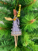 Christbaumschmuck Engel in einem dunkelblau-goldenen Kleid Weihnachten Ornament Anhänger mit Bäumchen 16cm hoch