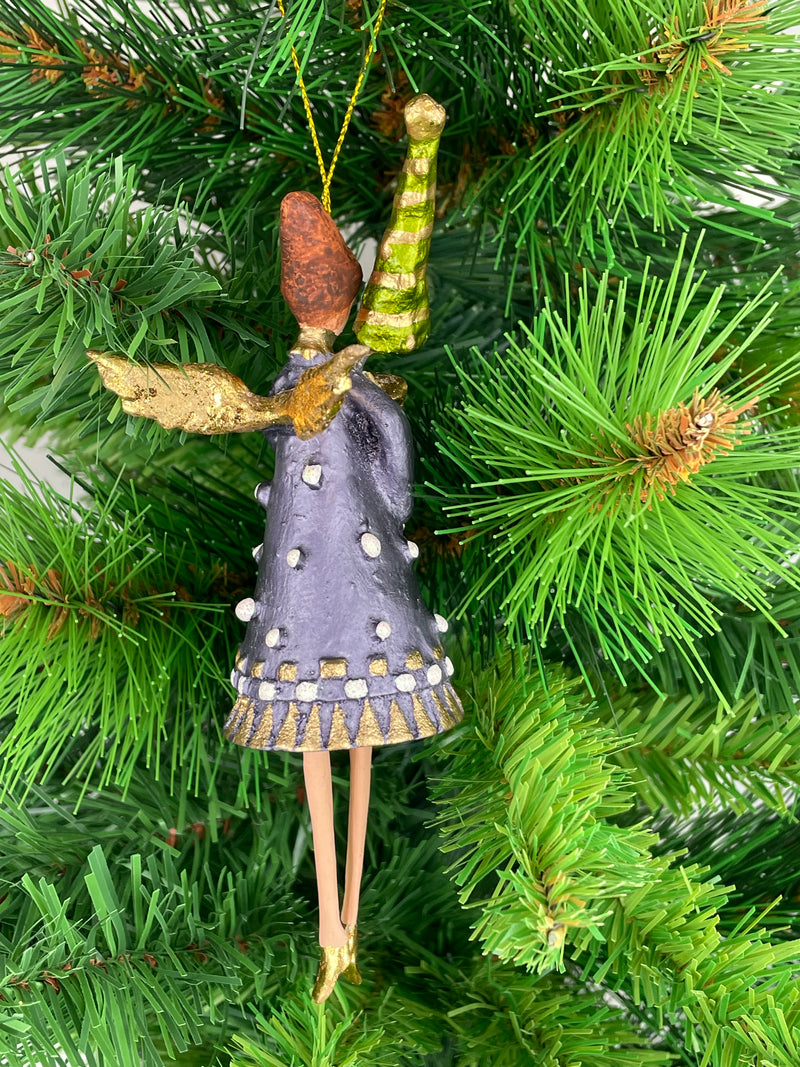 Christbaumschmuck Engel in einem dunkelblau-goldenen Kleid Weihnachten Ornament Anhänger mit Bäumchen 16cm hoch