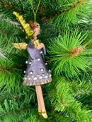 Christbaumschmuck Engel in einem dunkelblau-goldenen Kleid Weihnachten Ornament Anhänger mit Bäumchen 16cm hoch