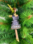 Christbaumschmuck Engel in einem dunkelblau-goldenen Kleid Weihnachten Ornament Anhänger mit Bäumchen 16cm hoch