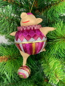 Christbaumschmuck Figur Sportler Schwein auf Ball Fitnessstudio  handbemalt Weihnachten Baumschmuck Deko Hänger Christbaumschmuck 12,5 cm (pink-silber)