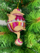 Christbaumschmuck Figur Sportler Schwein auf Ball Fitnessstudio  handbemalt Weihnachten Baumschmuck Deko Hänger Christbaumschmuck 12,5 cm (pink-silber)