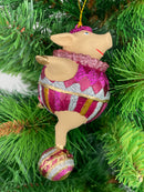 Christbaumschmuck Figur Sportler Schwein auf Ball Fitnessstudio  handbemalt Weihnachten Baumschmuck Deko Hänger Christbaumschmuck 12,5 cm (pink-silber)