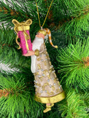 Weihnachtsmann in einem langen verzierten Mantel in taupe-gold Anhänger Weihnachten Ornament und einem Geschenk in pink 14 cm