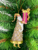 Weihnachtsmann in einem langen verzierten Mantel in taupe-gold Anhänger Weihnachten Ornament und einem Geschenk in pink 14 cm