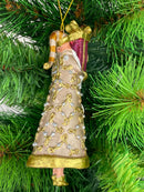Weihnachtsmann in einem langen verzierten Mantel in taupe-gold Anhänger Weihnachten Ornament und einem Geschenk in pink 14 cm