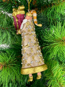 Weihnachtsmann in einem langen verzierten Mantel in taupe-gold Anhänger Weihnachten Ornament und einem Geschenk in pink 14 cm