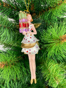 Christbaumschmuck Figur Engel weiß-gold mit Geschenken und kurzem gepunkteten Kleid Hänger Weihnachten Baumschmuck 14cm