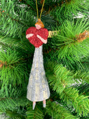 Christbaumschmuck Figur Engel mit rotem Herz in silber-cremefarbenem Kleid Baumschmuck 16cm