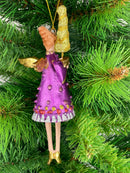 Christbaumschmuck Engel in einem  lila-silbernen Kleid mit einem Bäumchen Baumschmuck 15cm