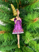 Christbaumschmuck Engel in einem  lila-silbernen Kleid mit einem Bäumchen Baumschmuck 15cm