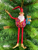 Baumschmuck  Weihnachtsmann mit langen Beinen und einem Geschenk 17 cm rot-gold Christbaumschmuck