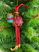 Baumschmuck  Weihnachtsmann mit langen Beinen und einem Geschenk 17 cm rot-gold Christbaumschmuck
