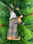 Baumschmuck Zauberer Hexer in einem langen Mantel, Zauberbuch u. Stern braun-anthrazit-gold 12 cm