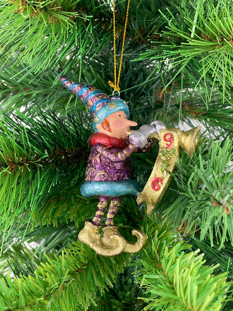 Kleiner Weihnachtsmann Elf Gabenträger Weihnachten Deko Hänger Christbaumschmuck 11,5 cm Lila-türkis-Gold mit Trompete