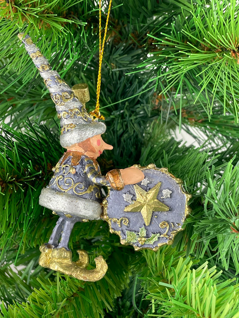 Kleiner Weihnachtsmann Elf  11 cm blau-Gold mit Pauke Gabenträger Weihnachten Deko Hänger Christbaumschmuck