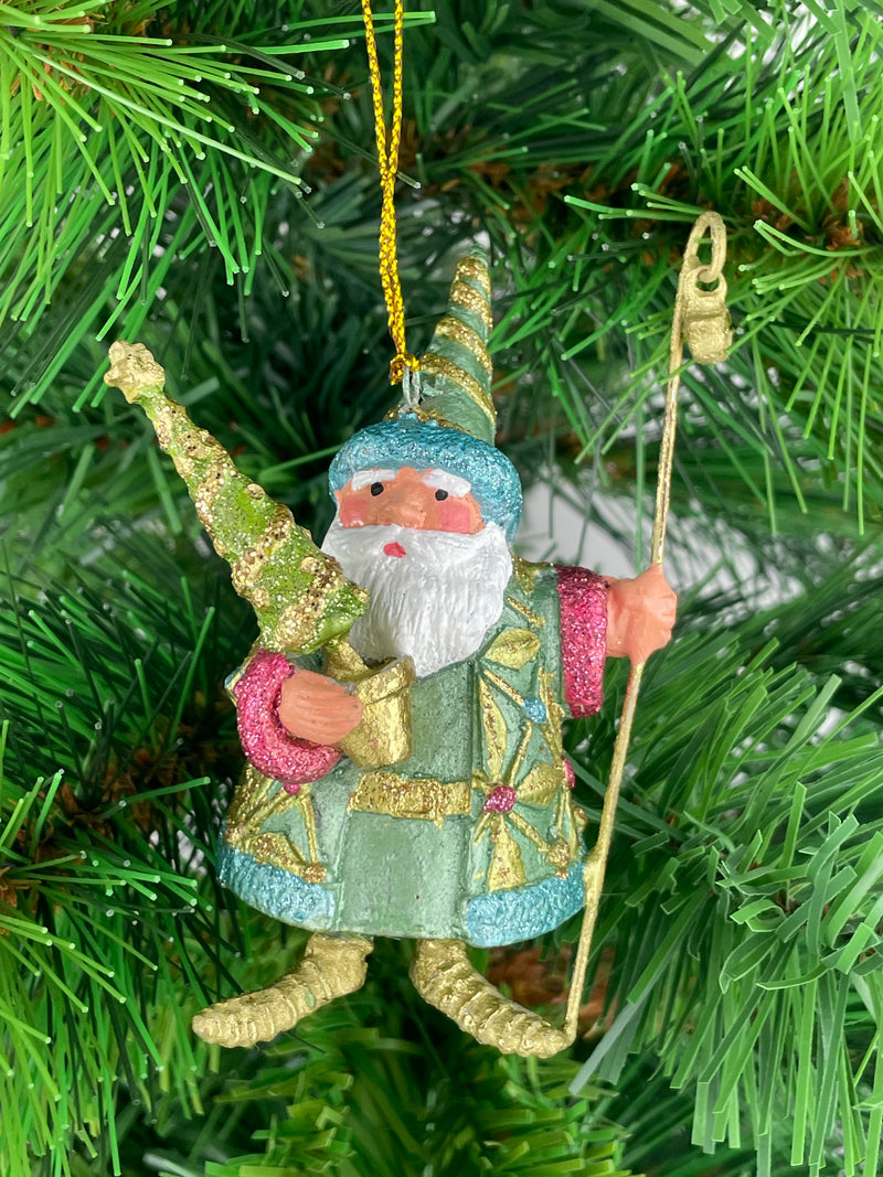 Kleiner Weihnachtsmann mit Bäumchen pastellgrün Deko Hänger handbemalt Weihnachten Christbaumschmuck 8 cm