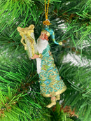 Kleiner Gabenträger Weihnachtsmann mit Geschenk türkis gold mini Weihnachten Deko Hänger Christbaumschmuck 8 cm