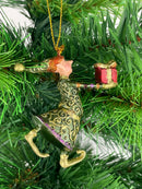 Kleiner Gabenträger Wichtel mit Geschenk mini Weihnachten Deko Hänger Christbaumschmuck 8 cm grün-lila