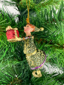 Kleiner Gabenträger Wichtel mit Geschenk mini Weihnachten Deko Hänger Christbaumschmuck 8 cm grün-lila