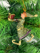 Kleiner Gabenträger Wichtel mit Geschenk mini Weihnachten Deko Hänger Christbaumschmuck 8 cm grün-lila