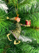 Kleiner Gabenträger Wichtel mit Geschenk mini Weihnachten Deko Hänger Christbaumschmuck 8 cm grün-lila