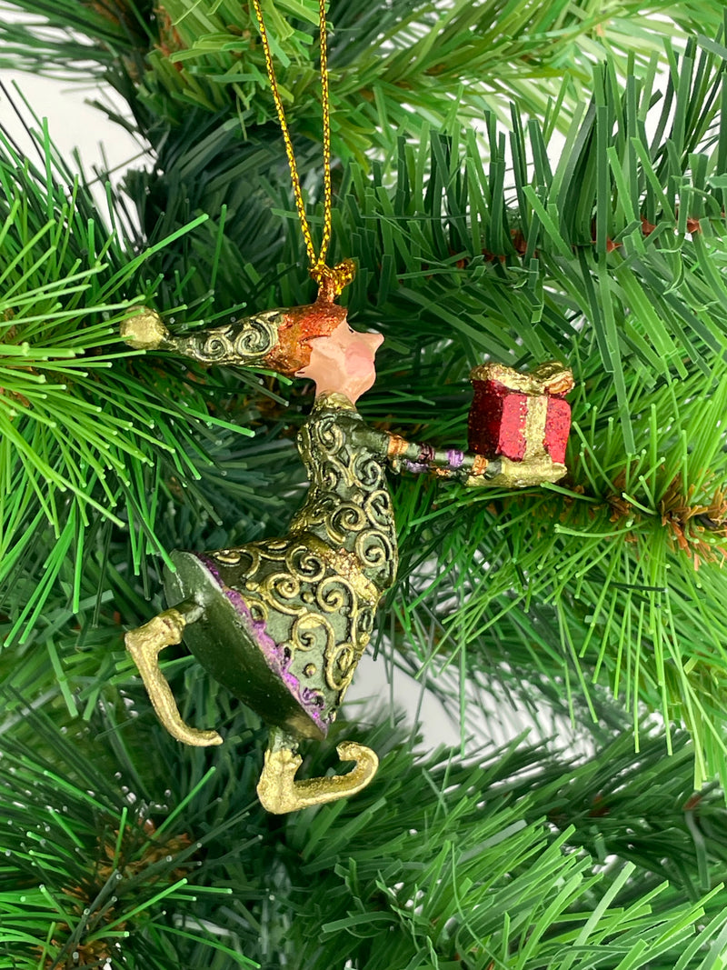 Kleiner Gabenträger Wichtel mit Geschenk mini Weihnachten Deko Hänger Christbaumschmuck 8 cm grün-lila