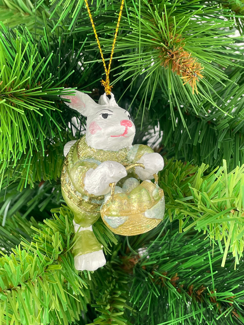 Hase hellgrün mit Korb mit Ostereiern Deko Hänger Ostern handbemalt Baumschmuck 8 cm