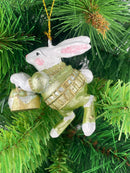 Hase hellgrün mit Korb mit Ostereiern Deko Hänger Ostern handbemalt Baumschmuck 8 cm