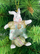 Hase in pastellblauer Hose mit Osterei Deko Hänger Ostern handbemalt Baumschmuck 10 cm