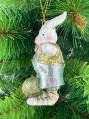 Hase in pastellblauer Hose mit Osterei Deko Hänger Ostern handbemalt Baumschmuck 10 cm