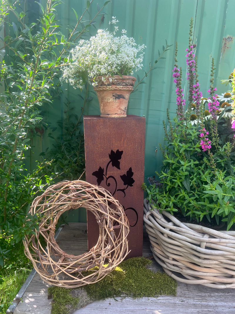 Lichtobjekt Dekosäule  zum Stellen  mit Efeu Ranken Säule Metall mit Edelrost Deko 22,5x22,5x60 cm