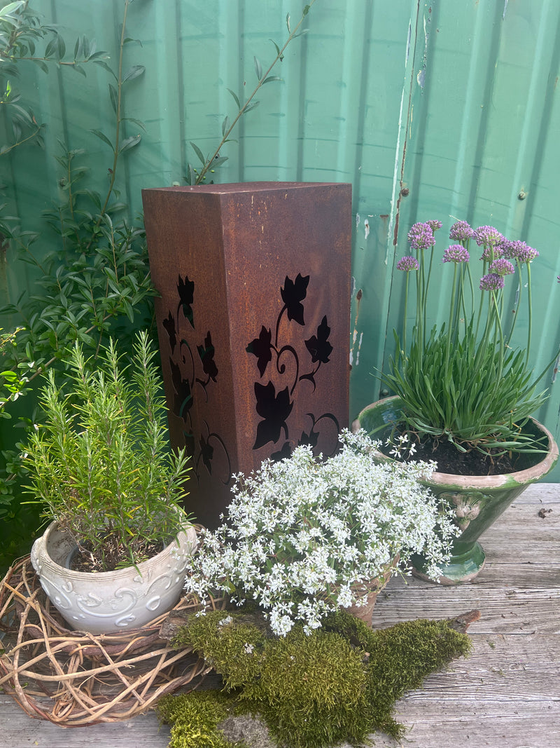 Lichtobjekt Dekosäule  zum Stellen  mit Efeu Ranken Säule Metall mit Edelrost Deko 22,5x22,5x60 cm