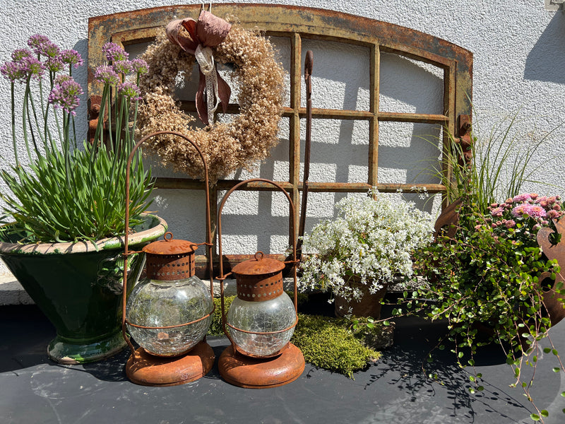 Laterne aus  Metall mit Edelrost mit abgerundetem Cracle Glas Kerzenhalter Rost Deko Leuchtfeuer Gartendeko Edelrost in zwei Größen